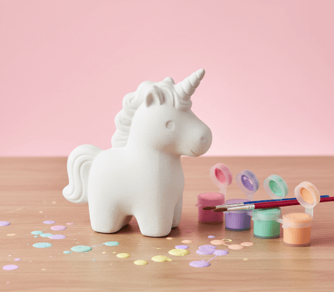 Figura de dinosaurio de yeso pintada